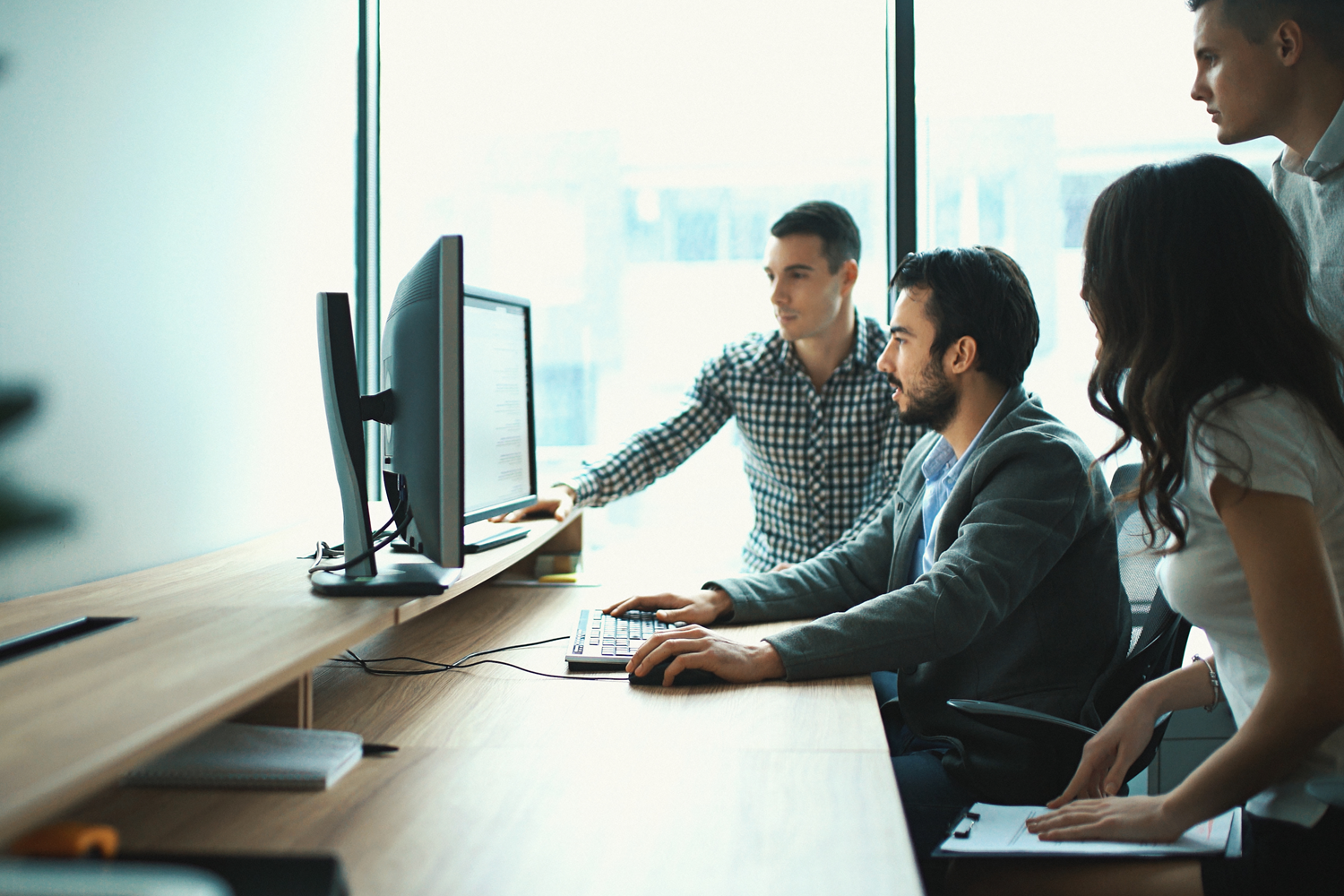 Kollegen am Schreibtisch