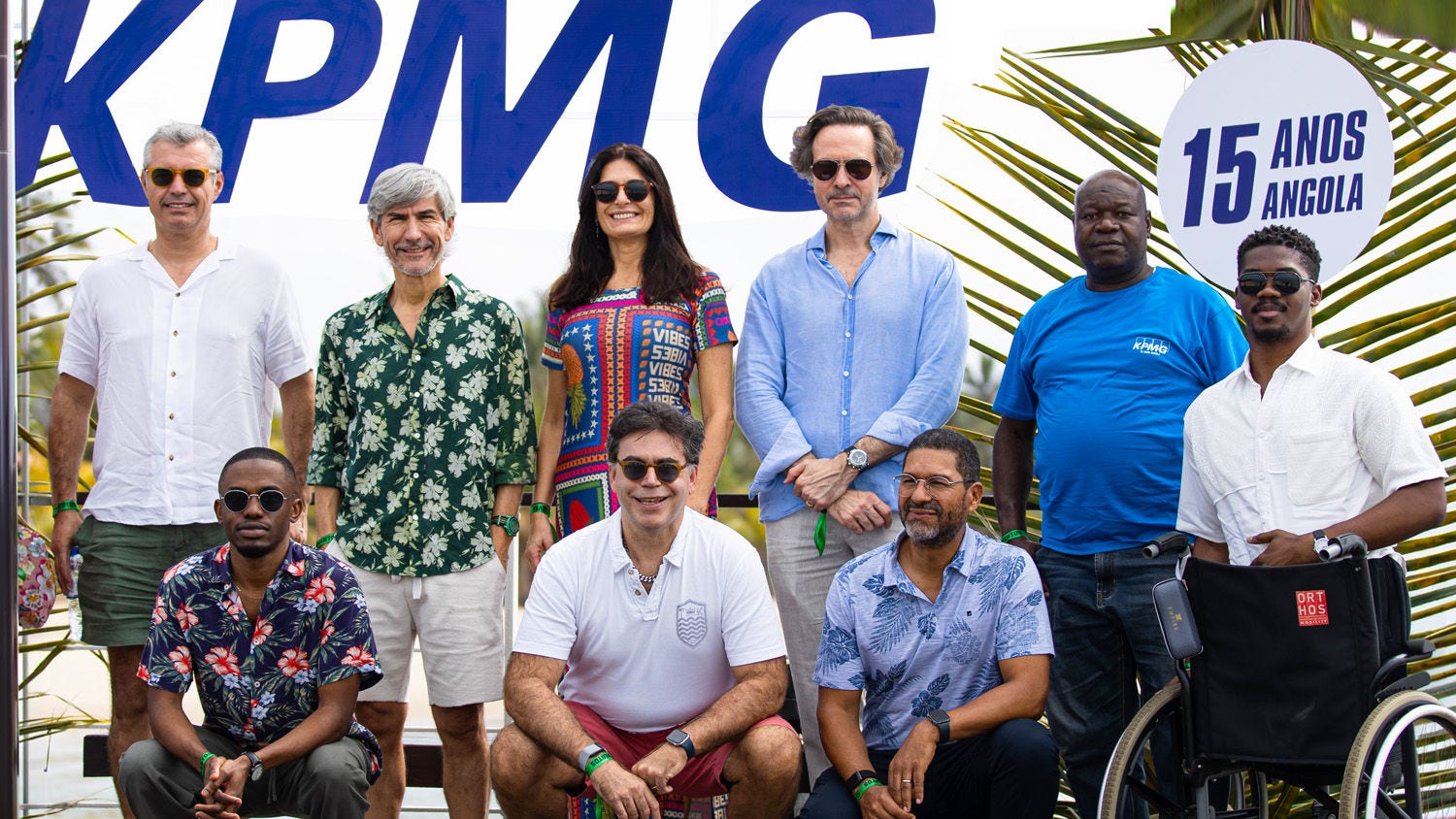 Grupo de colaboradores da KPMG a posar numa fotografia comemorativa dos 15 anos da KPMG em Angola, num evento ao ar livre