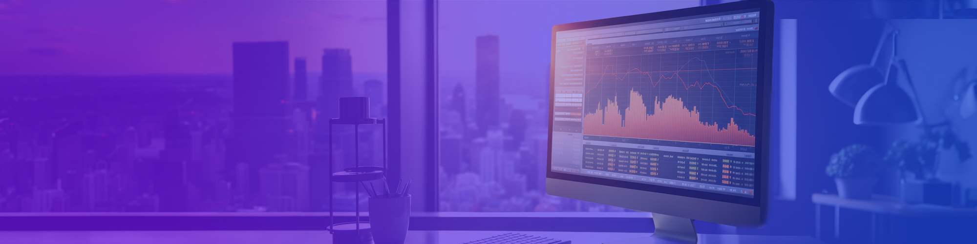 登頂望向遠方的登山客