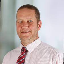 Illustratie van een technische expert die online gaming analyseert